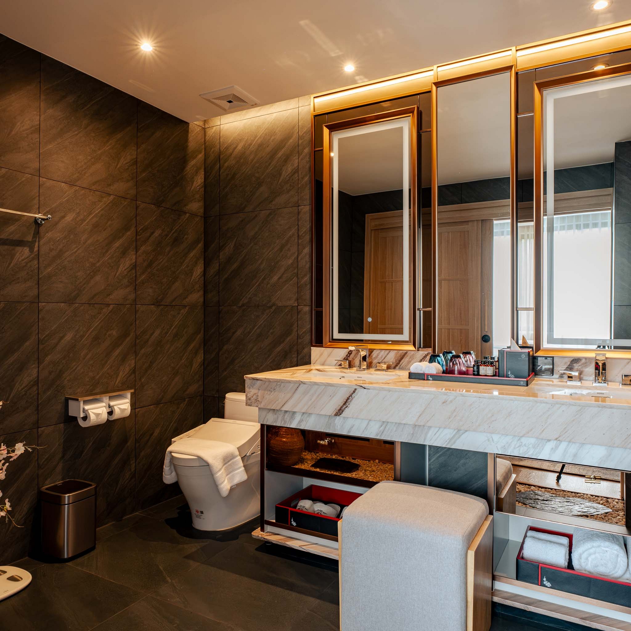 Elite Jacuzzi Suite King Bed