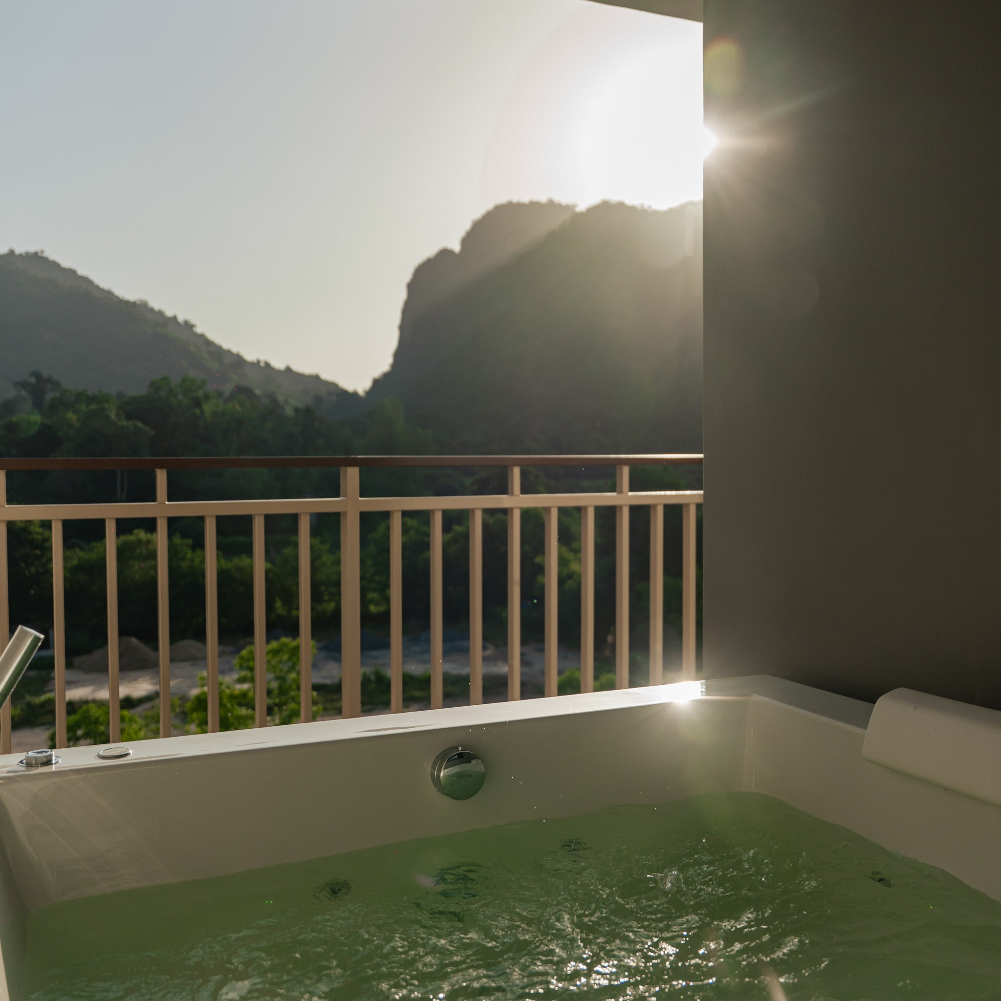 Elite Jacuzzi Suite King Bed
