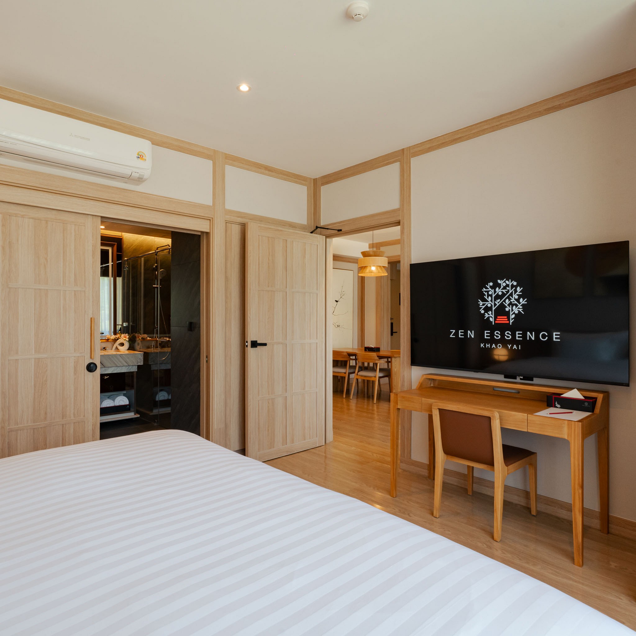 Elite Jacuzzi Suite King Bed